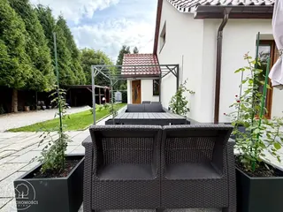 Dom w zabudowie bliźniaczej z wiatą na samochód - ogród - Osiedle Łomnickie