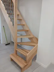 Schody drewniane,  wolno stojące,na konstrukcje betonowe