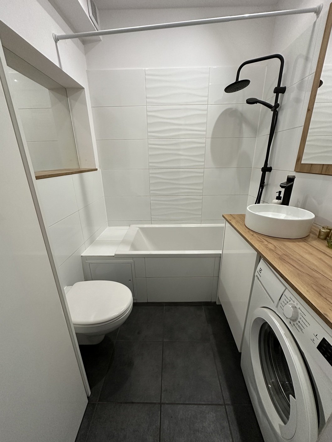 Cieplice, parter w pięknej kamienicy, 83m2,3 pokoje po remoncie