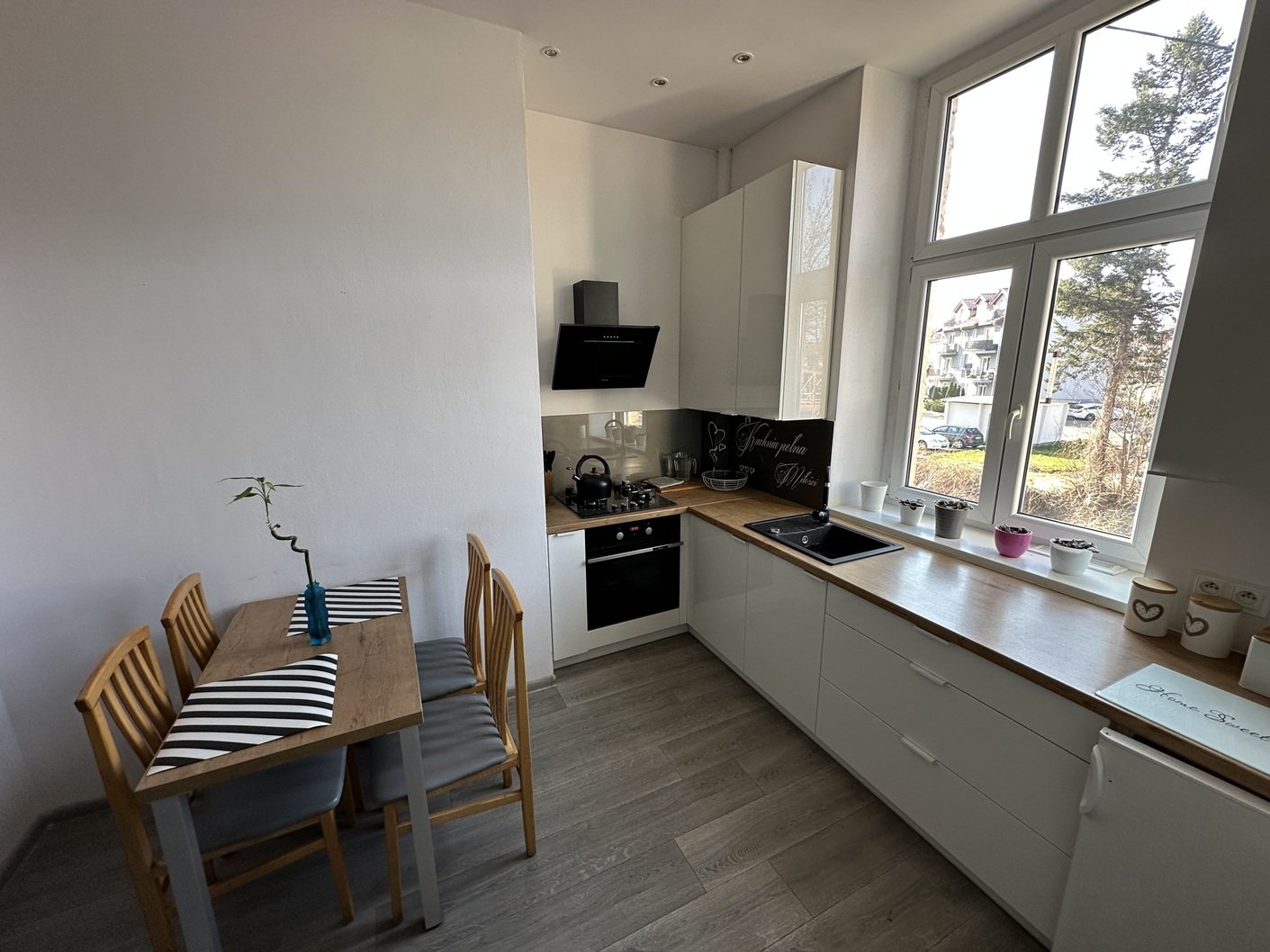 Cieplice, parter w pięknej kamienicy, 83m2,3 pokoje po remoncie