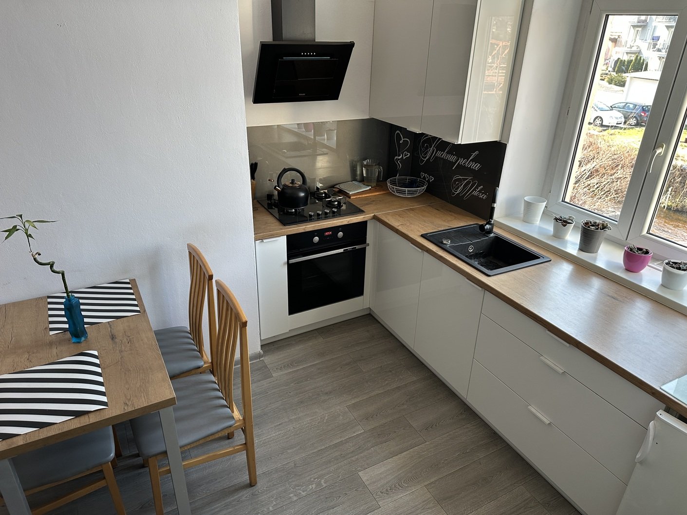 Cieplice, parter w pięknej kamienicy, 83m2,3 pokoje po remoncie
