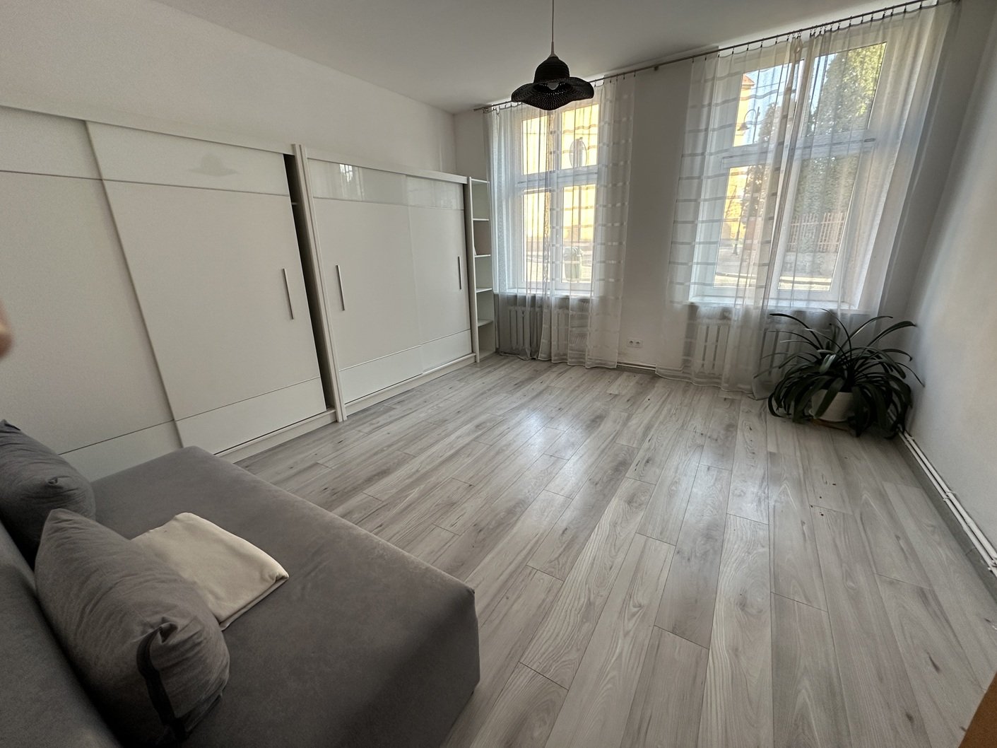 Cieplice, parter w pięknej kamienicy, 83m2,3 pokoje po remoncie