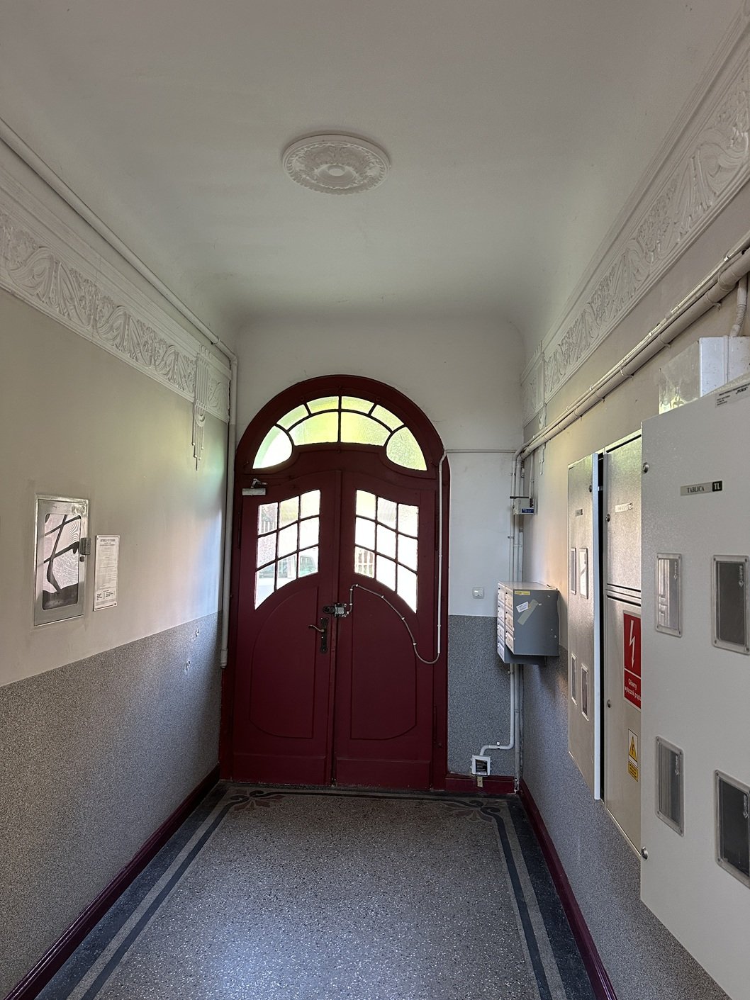 Cieplice, parter w pięknej kamienicy, 83m2,3 pokoje po remoncie