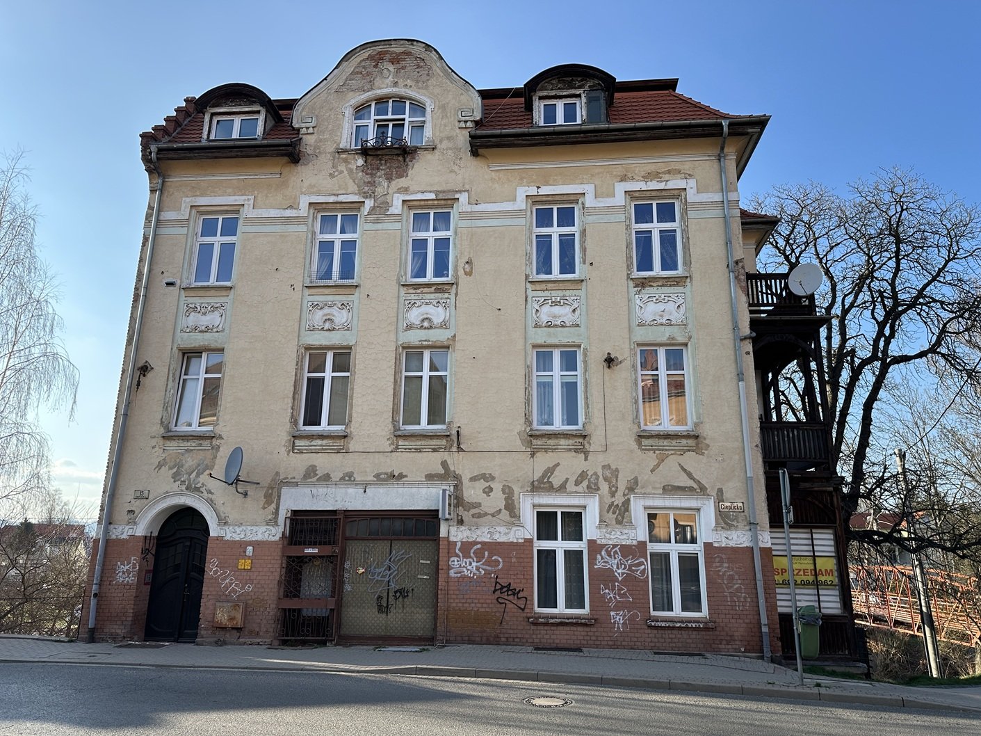 Cieplice, parter w pięknej kamienicy, 83m2,3 pokoje po remoncie