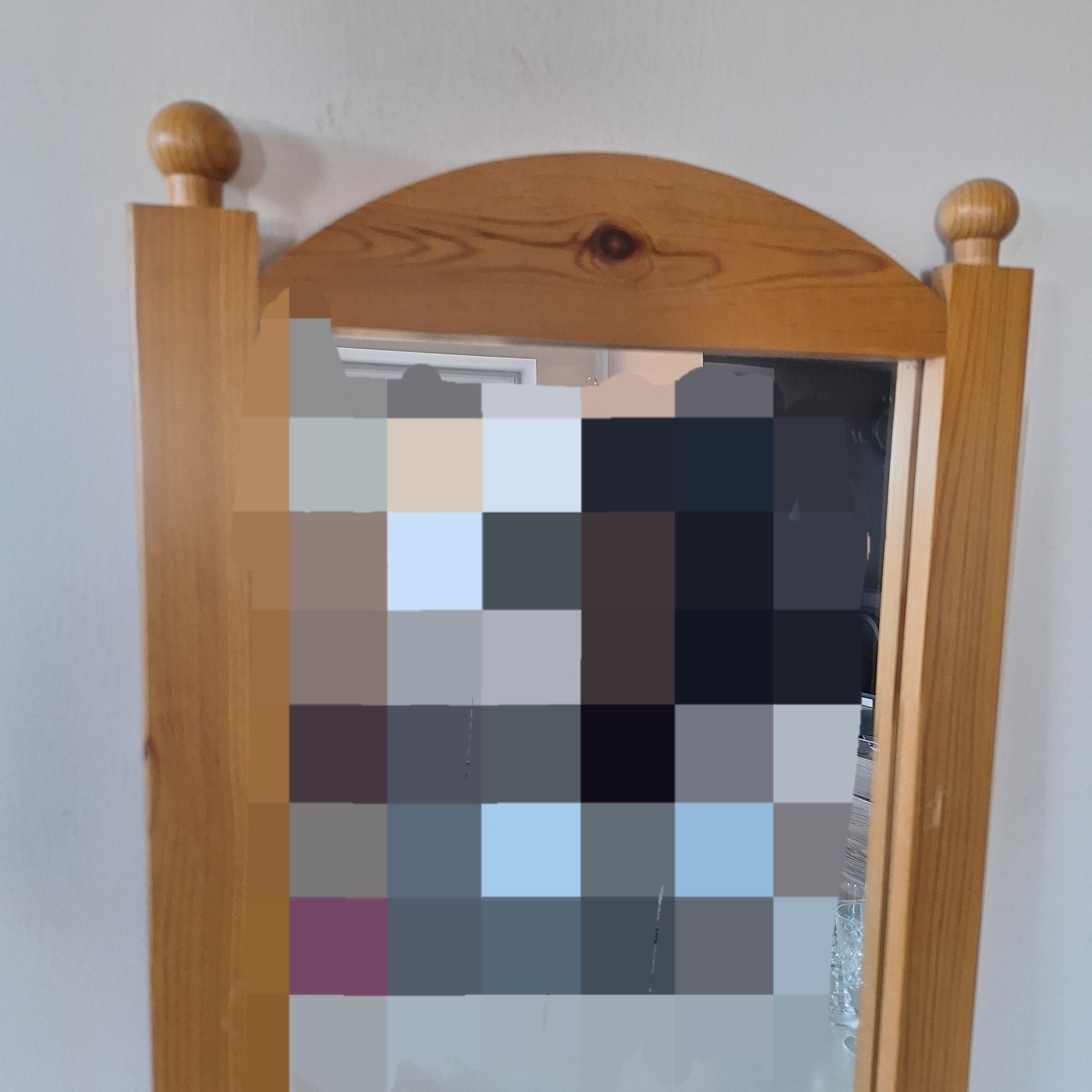 Lustro w drewnianej ramie 80 zł.