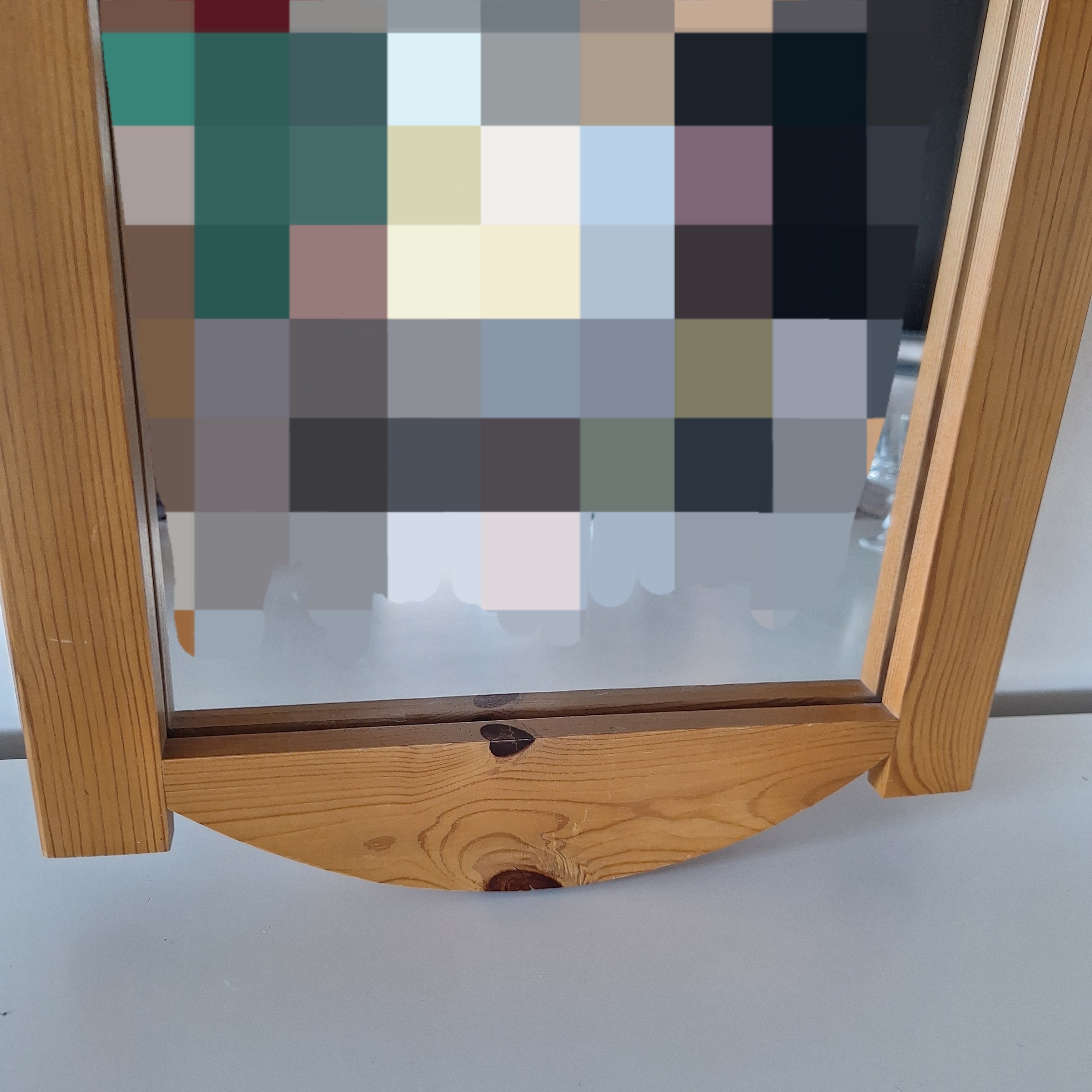 Lustro w drewnianej ramie 80 zł.