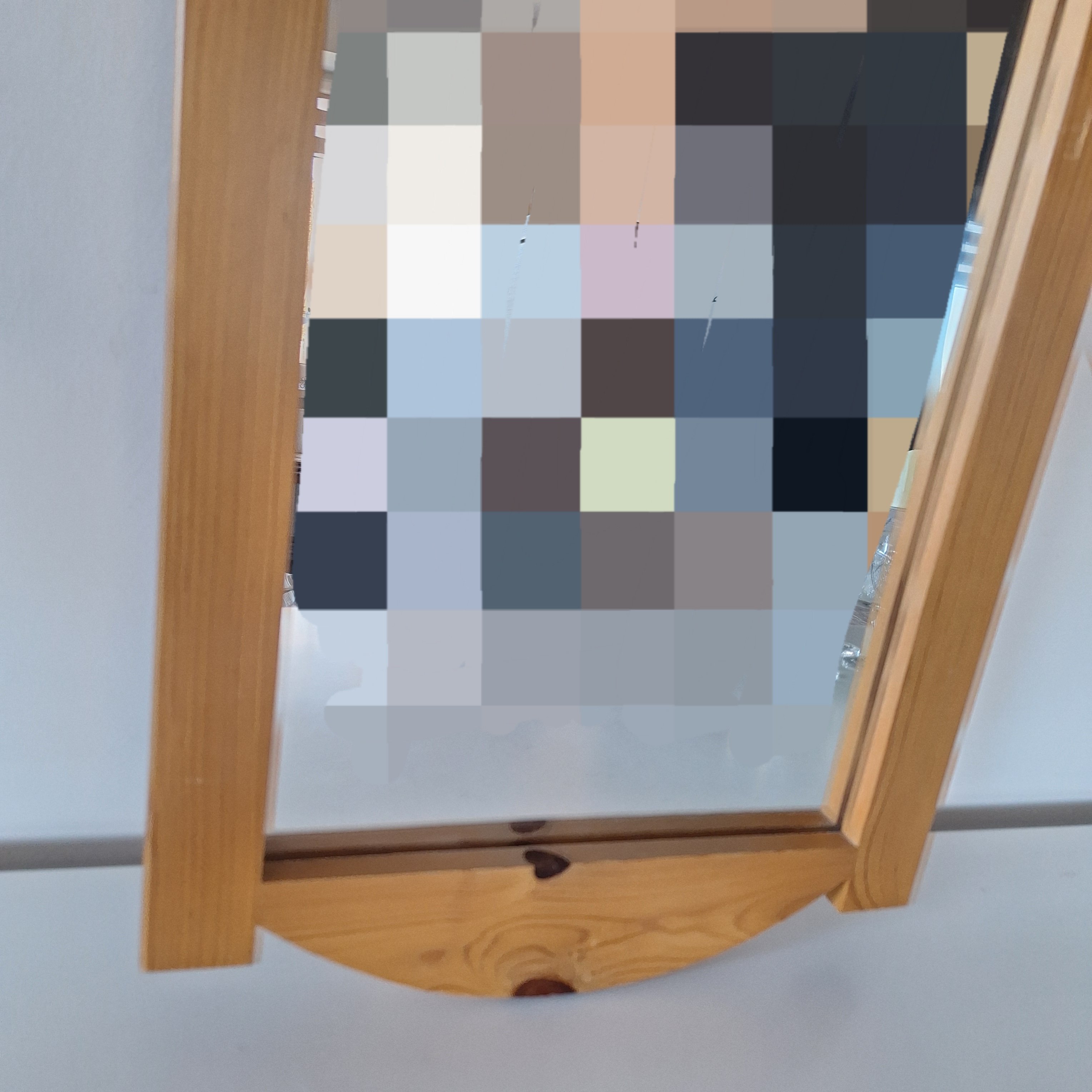 Lustro w drewnianej ramie 80 zł.