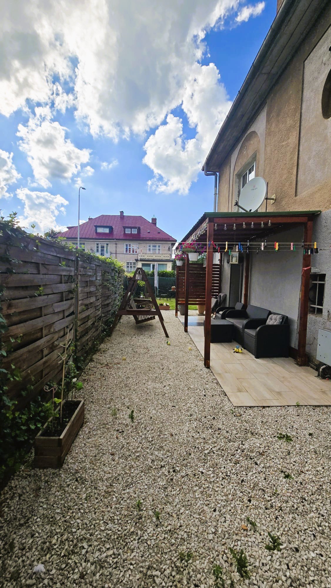 ​Wyjątkowe, 3-pokojowe mieszkanie z 2 ogrodami i antresolą – Jelenia Góra (Sobieszów)