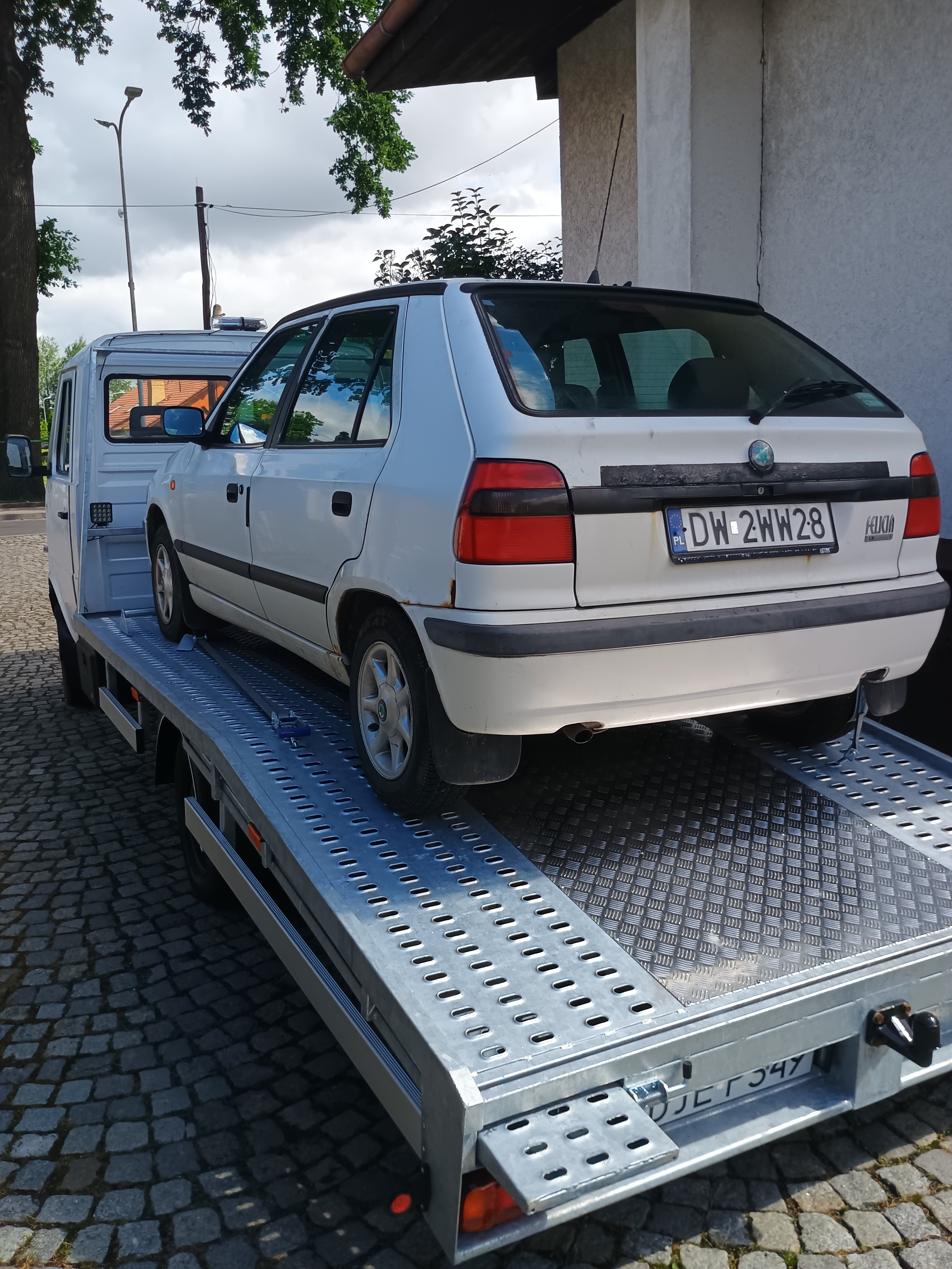 Usługi auto lawetą busem blaszakiem