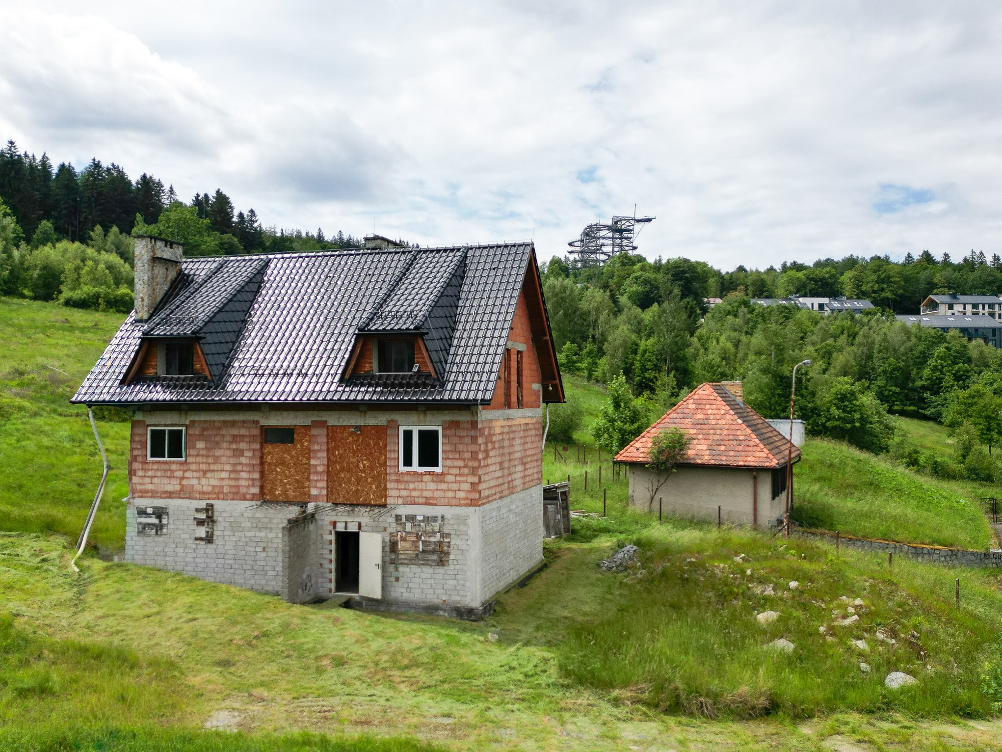 Dom w stanie surowym z panoramą Gór Izerskich