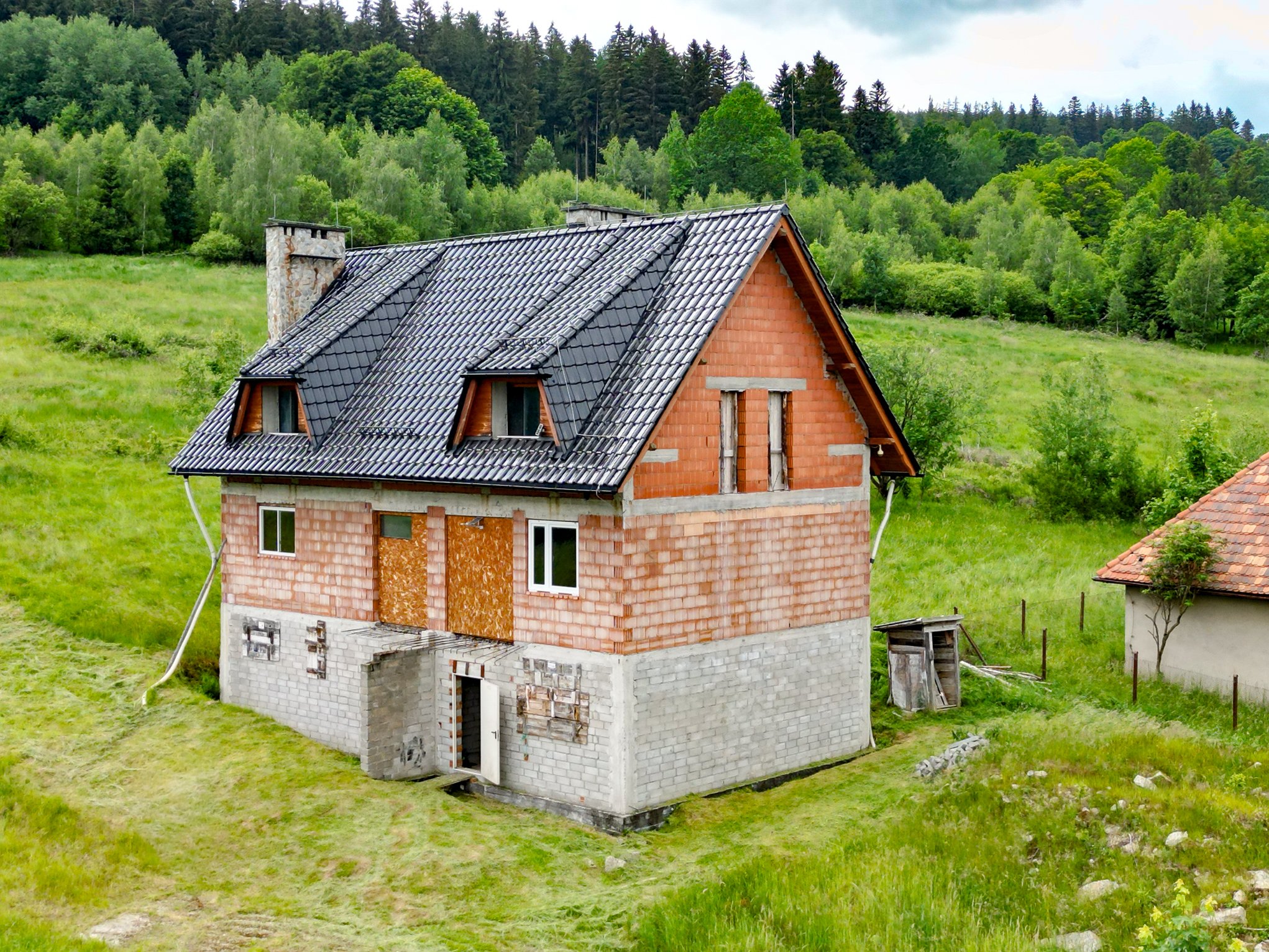 Dom w stanie surowym z panoramą Gór Izerskich