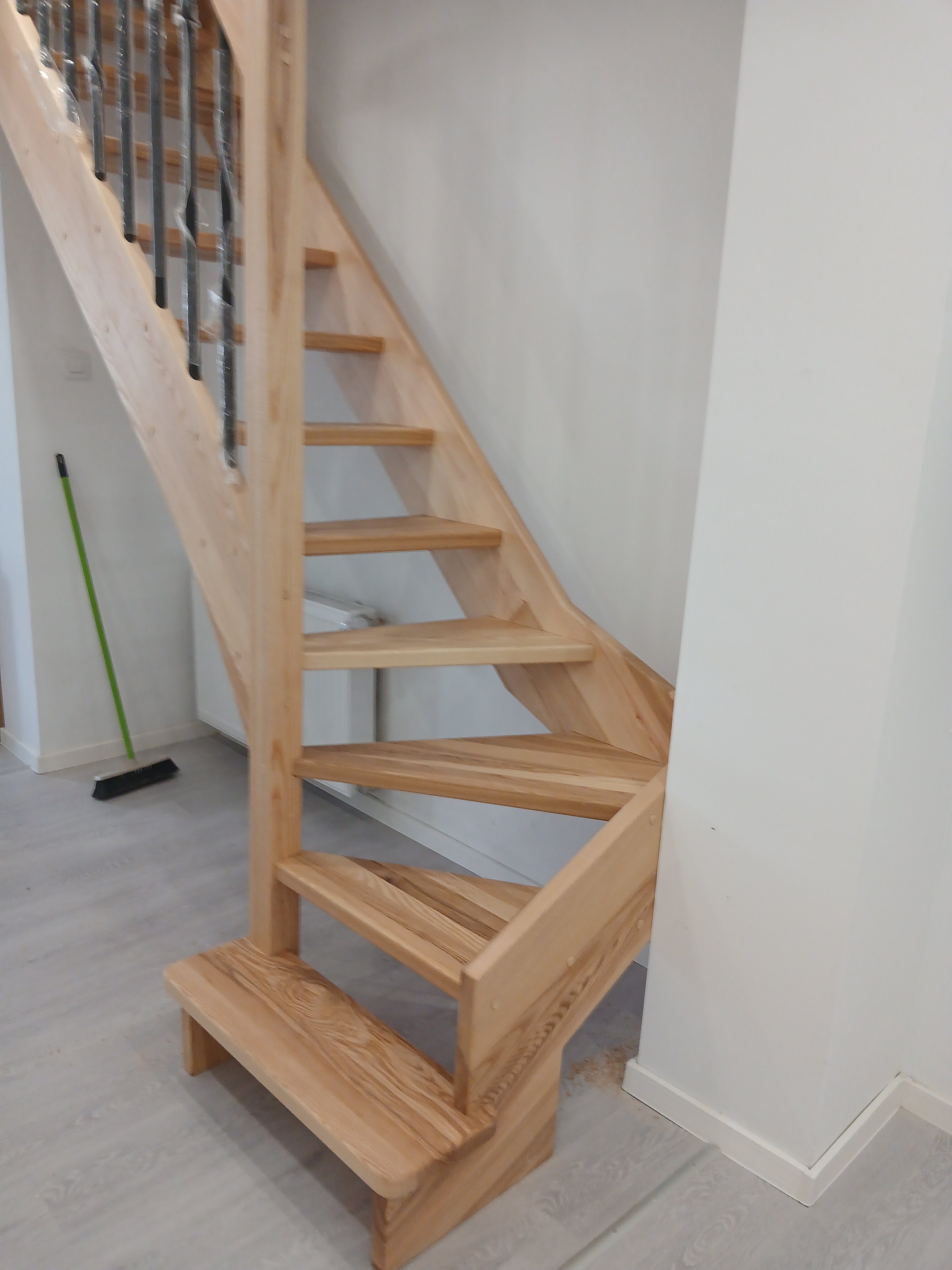 Schody ,stopnie ,parapety drewniane