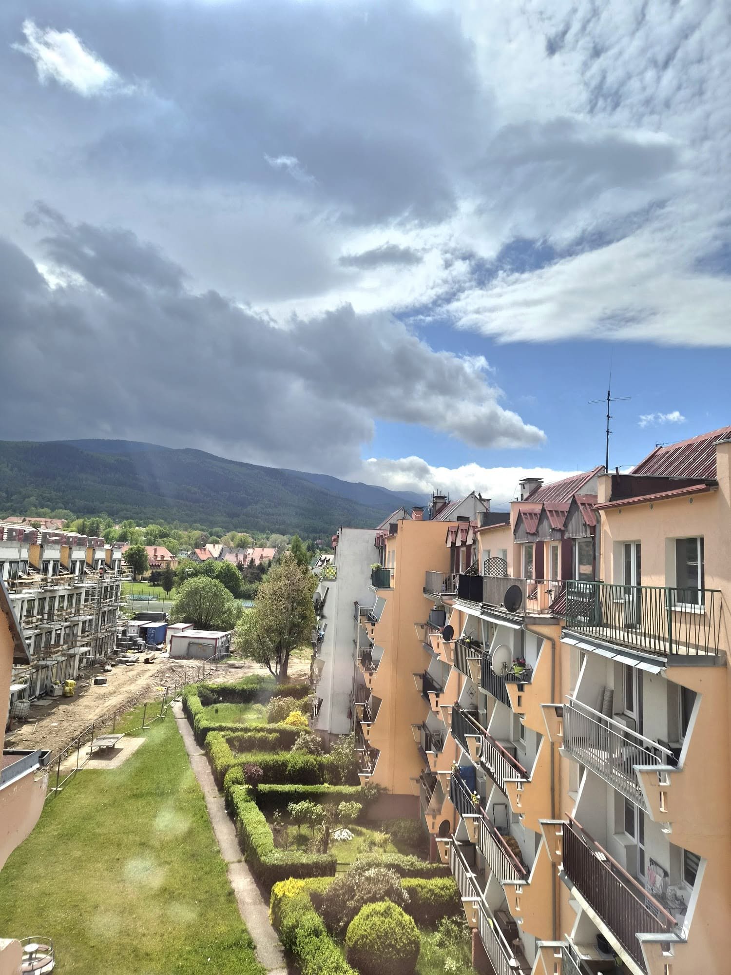 Apartament po generalnym remoncie w Kowarach z widokiem na góry w spokojnej okolicy