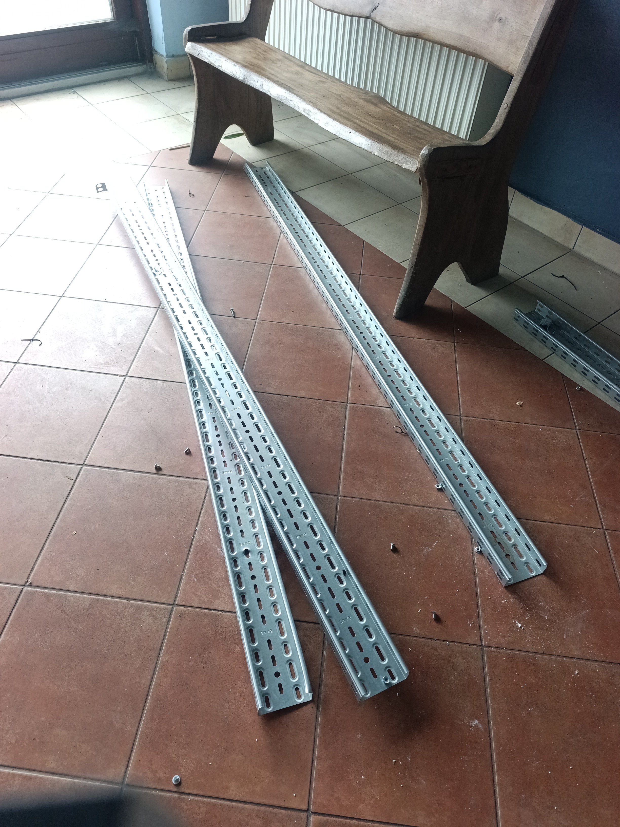 Korytka pod kable elektryczne, perforowane.