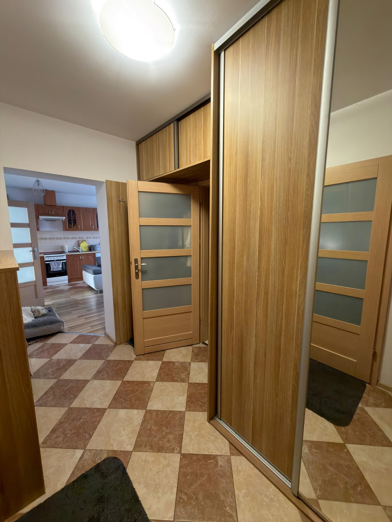 3pokojowe mieszkanie na parterze kamienicy przy Sudeckiej