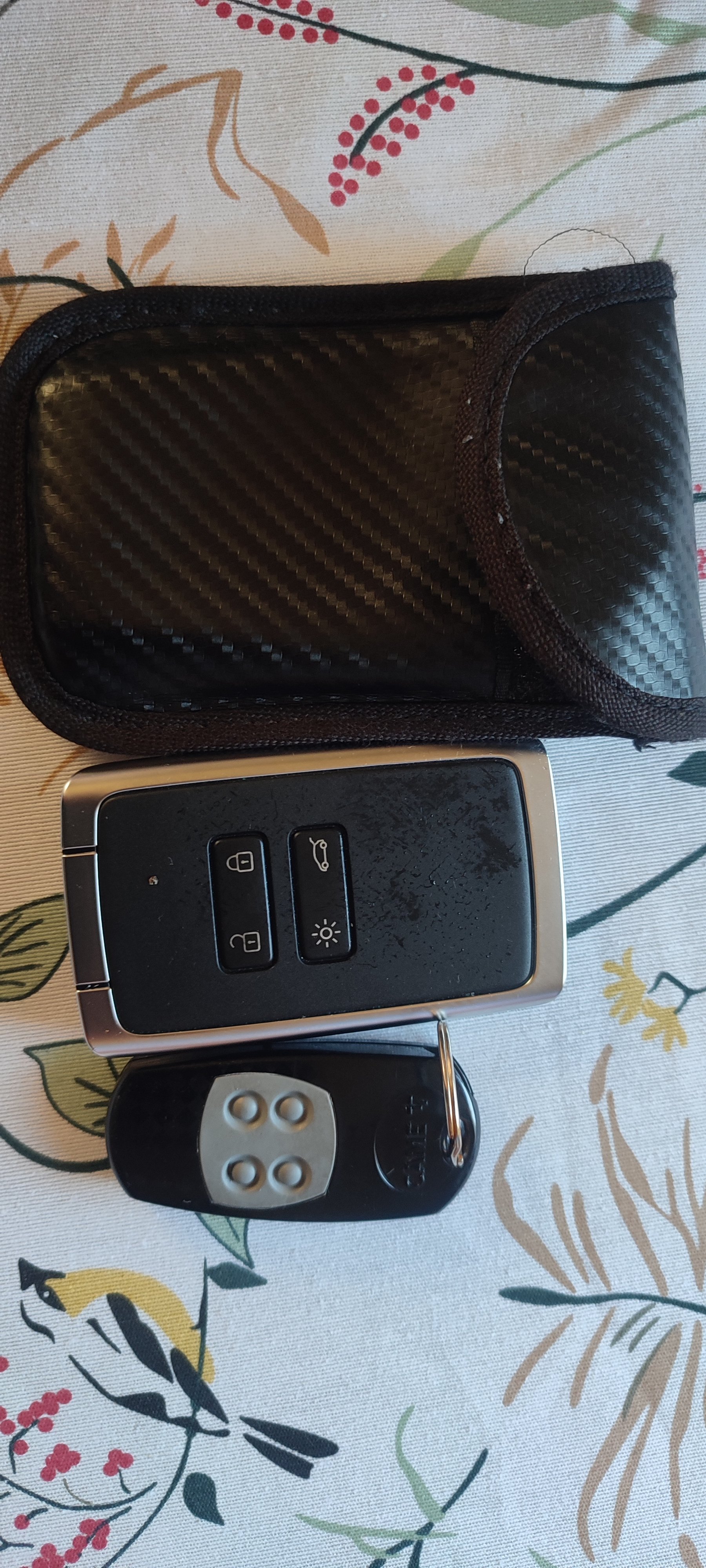 Znaleziono piloty do renault i garażu