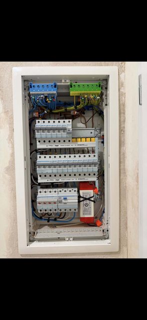 ⚡ ELEKTRYKA – INSTALACJE, AWARIE I MODERNIZACJE  Oferujemy kompleksowe usługi elektryczne dla domów, mieszkań oraz lokali