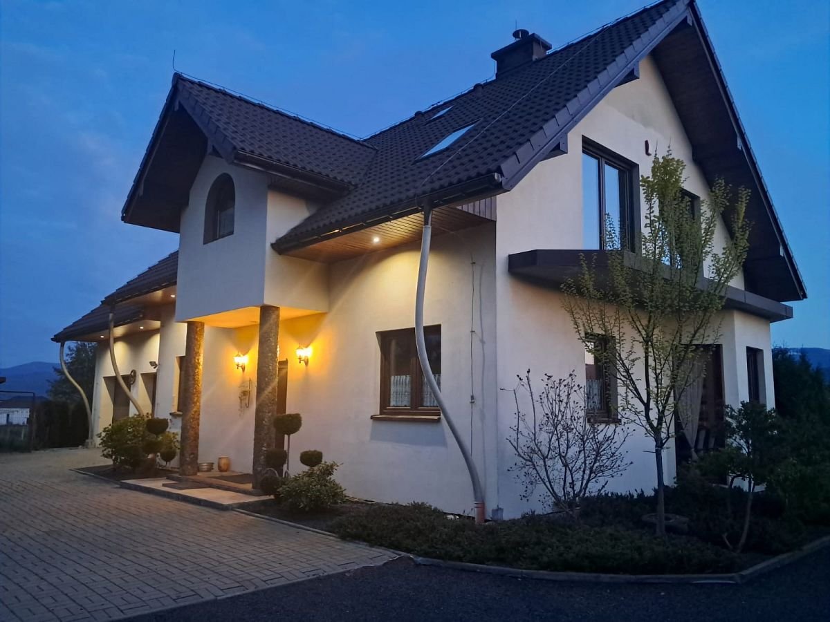 Dom w Wojcieszycach z widokiem na góry