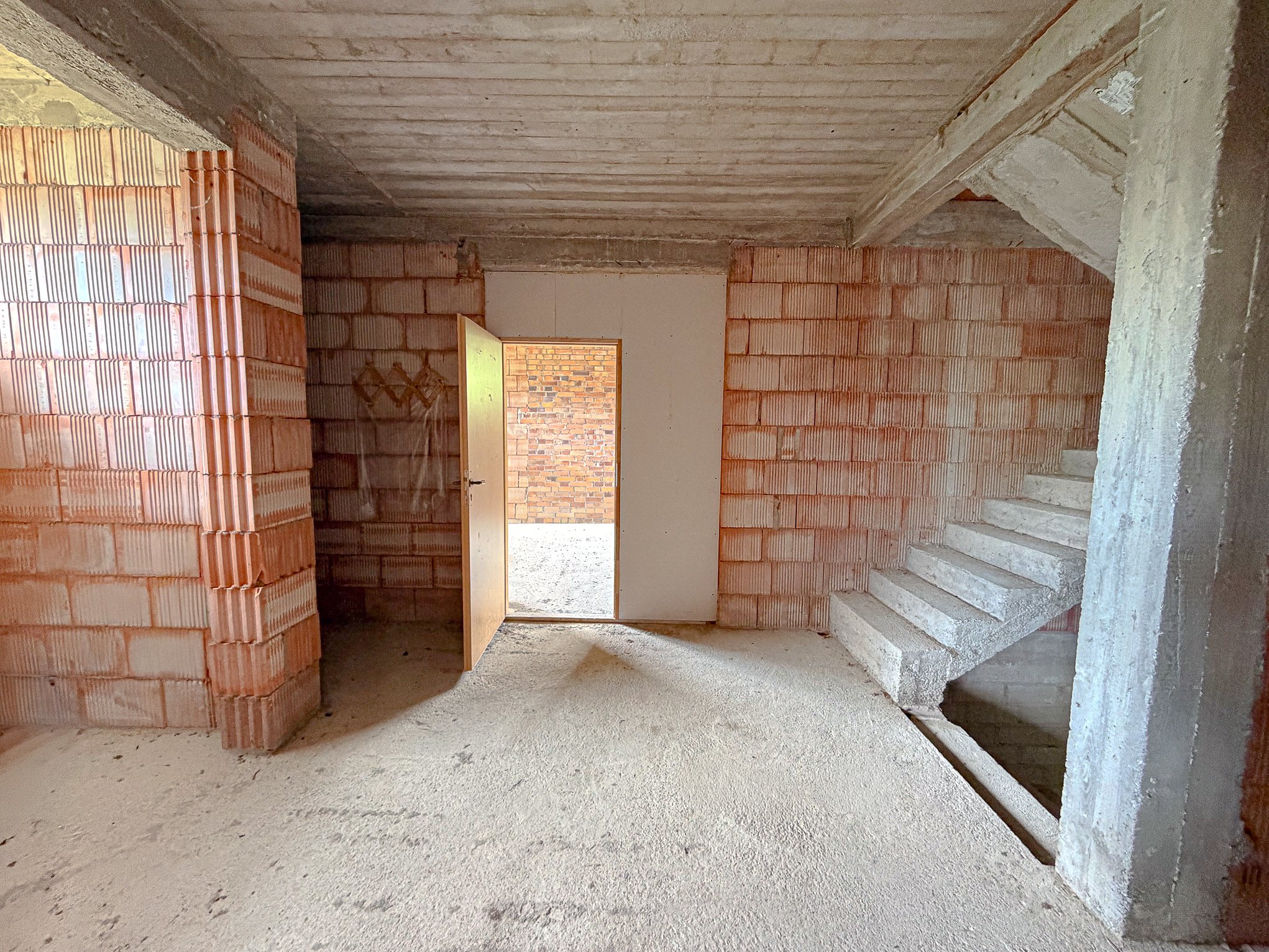 Dom w stanie surowym z panoramą Gór Izerskich