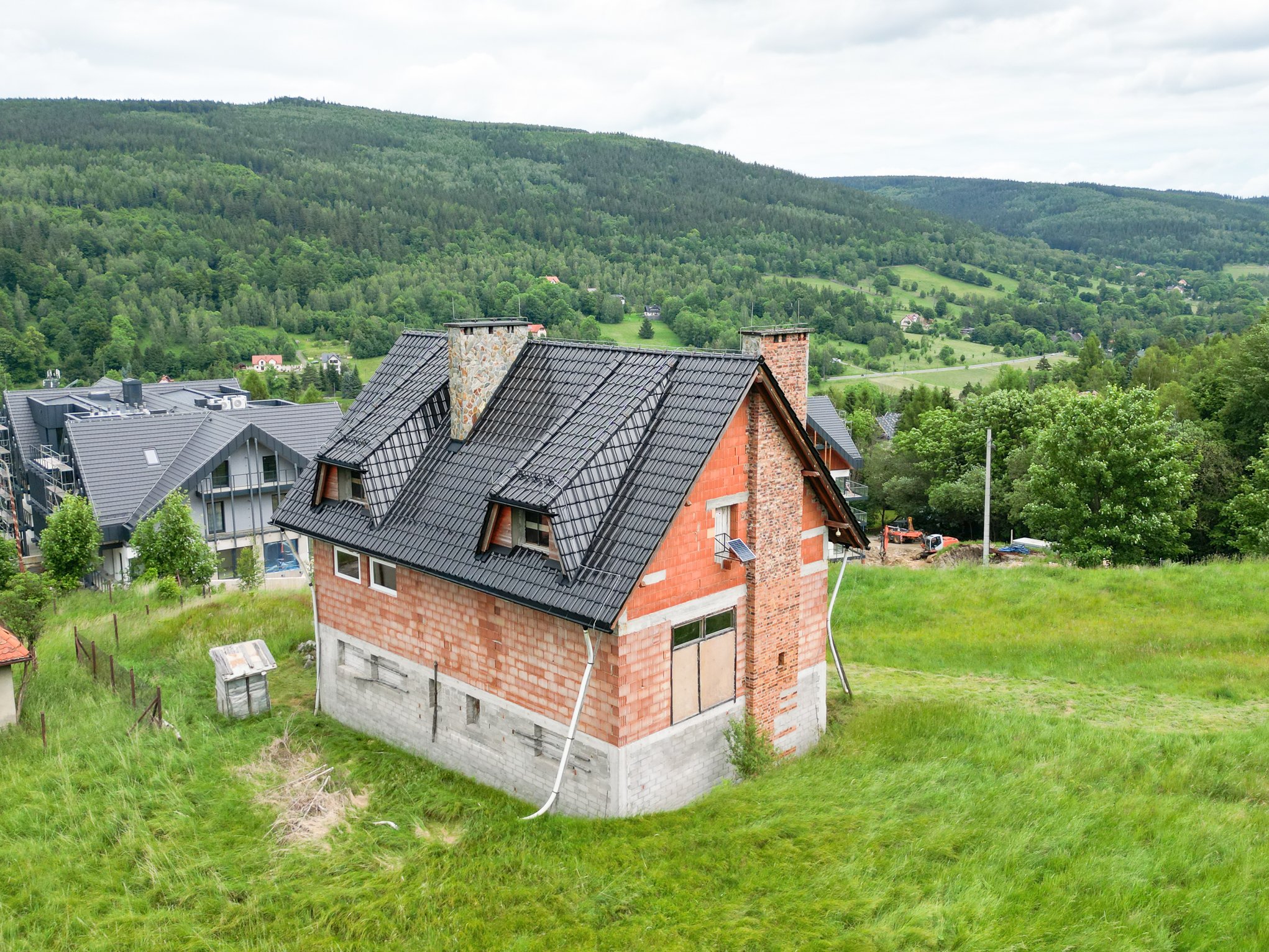 Dom w stanie surowym z panoramą Gór Izerskich