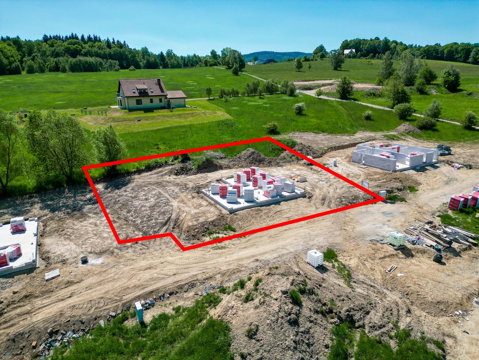Działka 1009 m² z rozpoczętą budową – Wojcieszyce