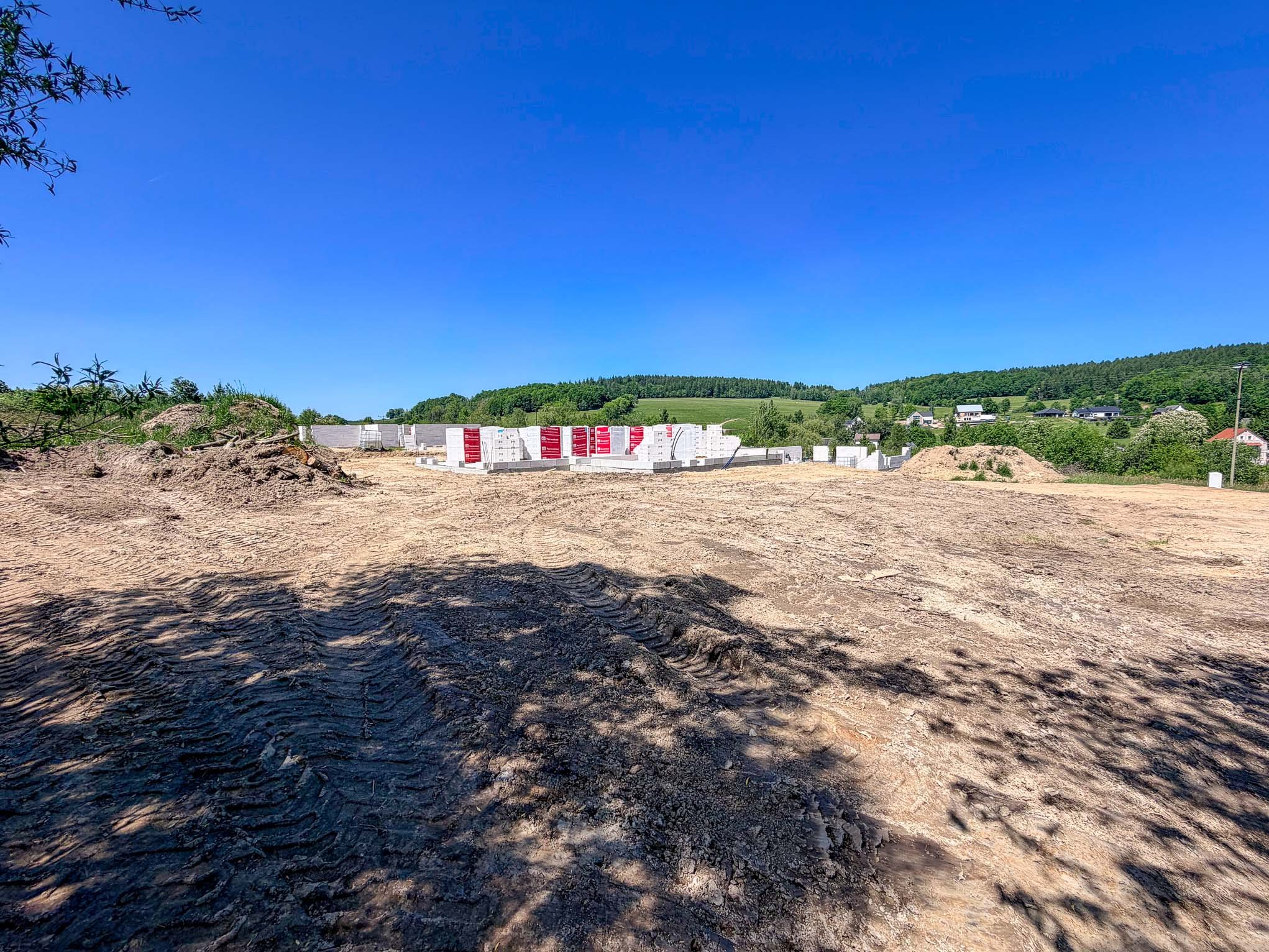 Działka 1009 m² z rozpoczętą budową – Wojcieszyce