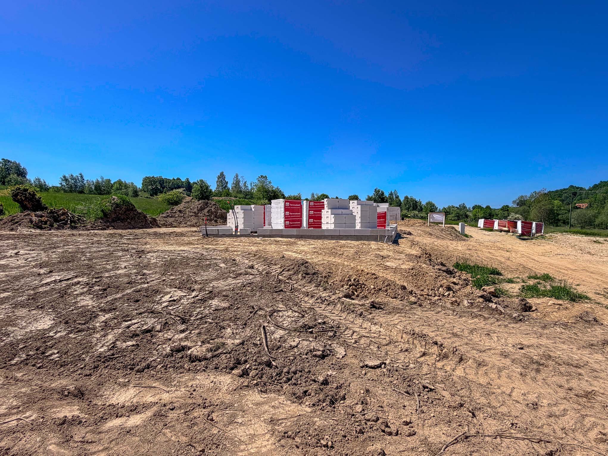 Działka 1009 m² z rozpoczętą budową – Wojcieszyce