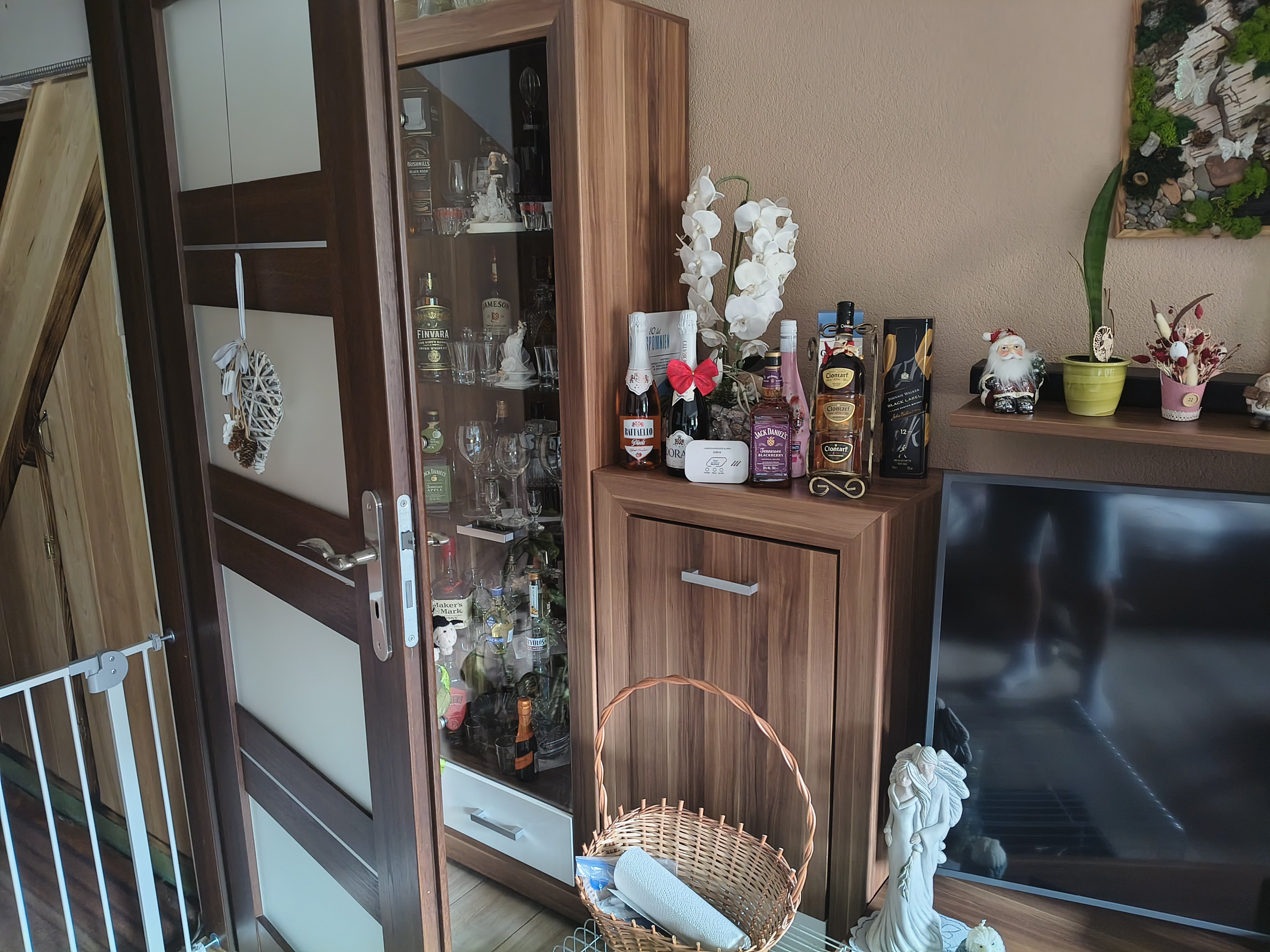 Sprzedam stół i krzesła. Sofę. Mebel pokojowe.
