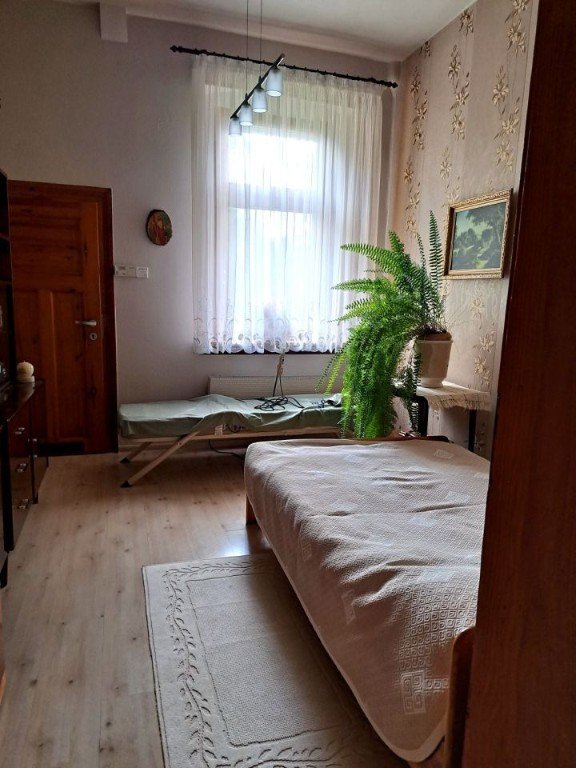 Przestronne mieszkanie na wysokim parterze z werandą i wyjściem na ogródek.