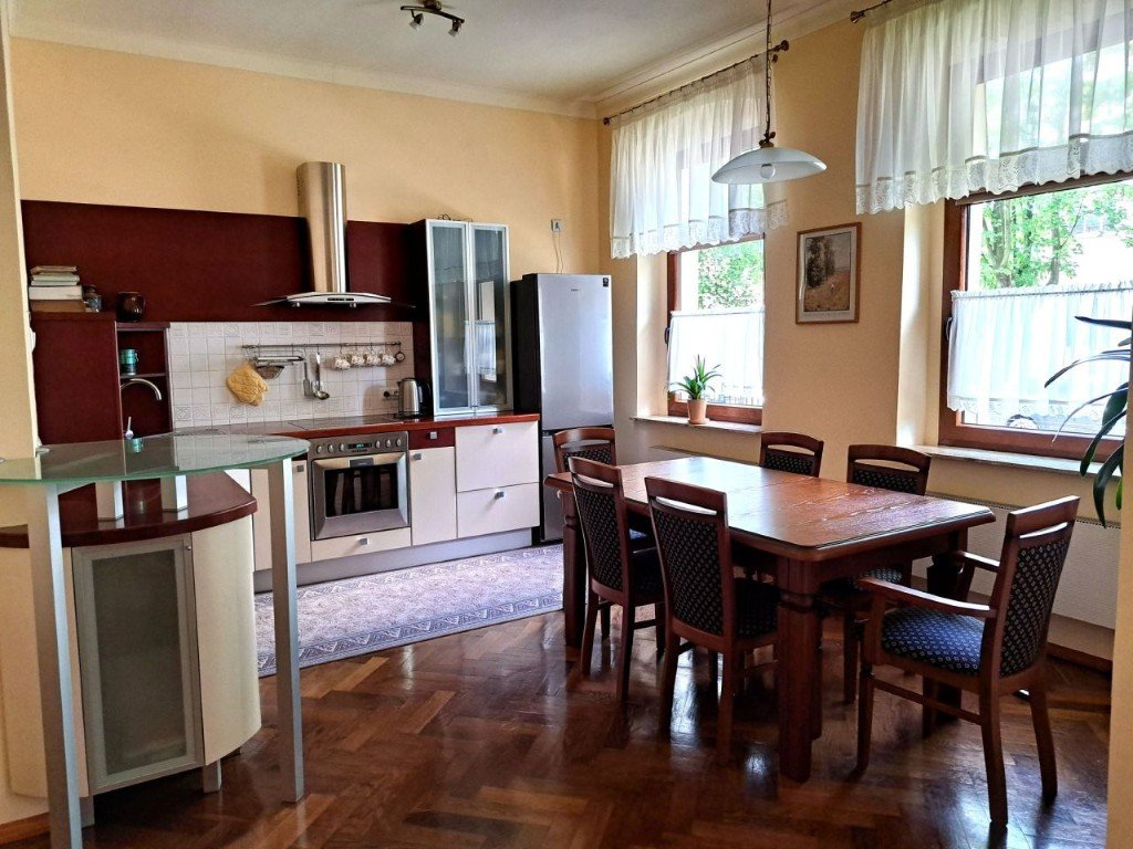 Przestronne mieszkanie na wysokim parterze z werandą i wyjściem na ogródek.