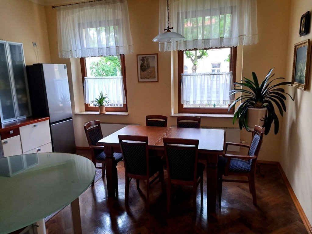 Przestronne mieszkanie na wysokim parterze z werandą i wyjściem na ogródek.
