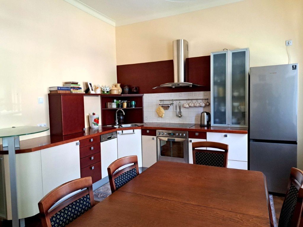 Przestronne mieszkanie na wysokim parterze z werandą i wyjściem na ogródek.