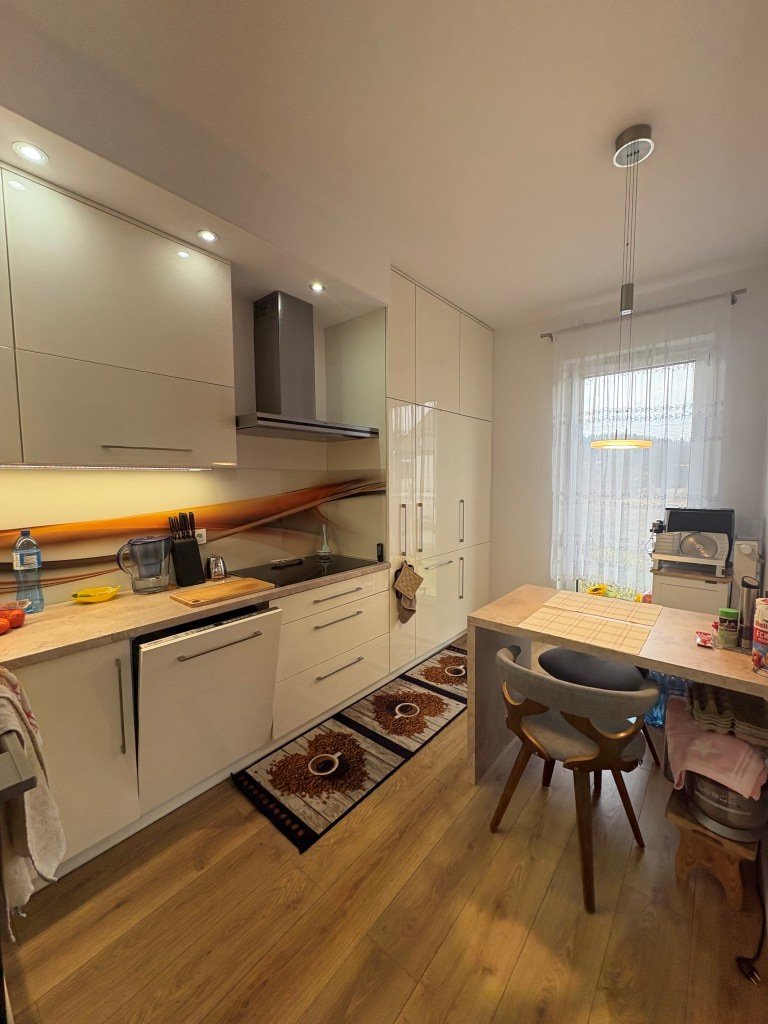 Słoneczny apartament na I piętrze z dużym balkonem w Cieplicach.