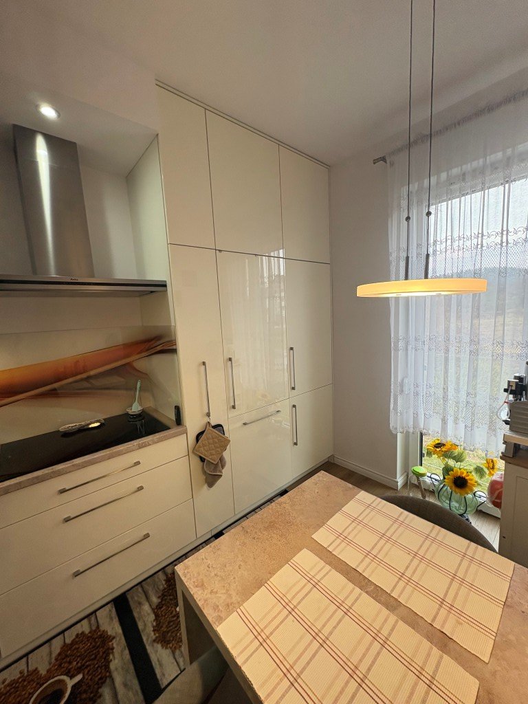 Słoneczny apartament na I piętrze z dużym balkonem w Cieplicach.