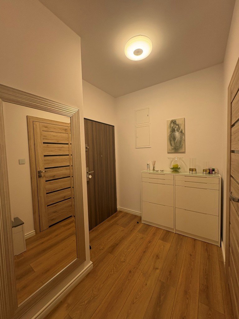 Słoneczny apartament na I piętrze z dużym balkonem w Cieplicach.