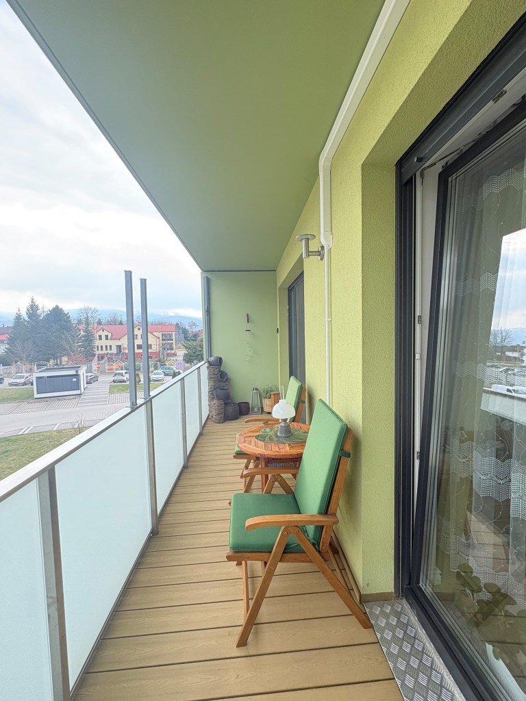 Słoneczny apartament na I piętrze z dużym balkonem w Cieplicach.