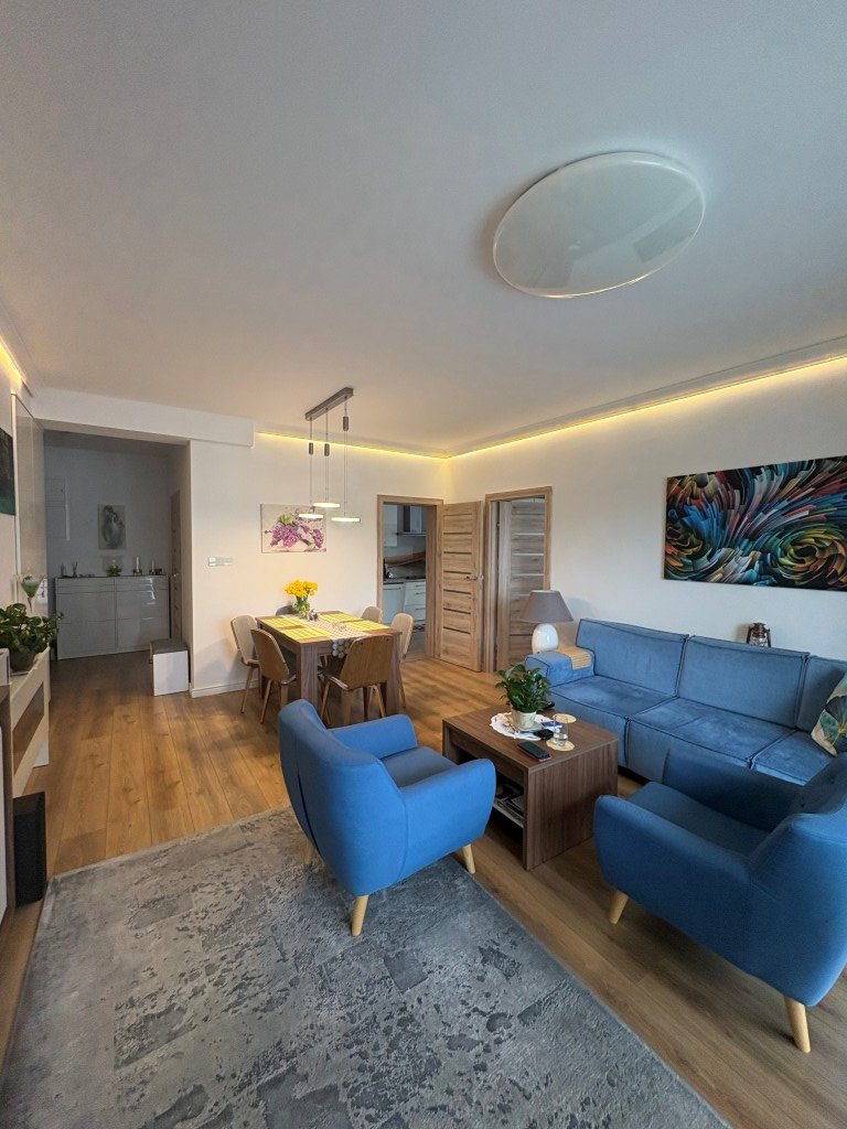Słoneczny apartament na I piętrze z dużym balkonem w Cieplicach.