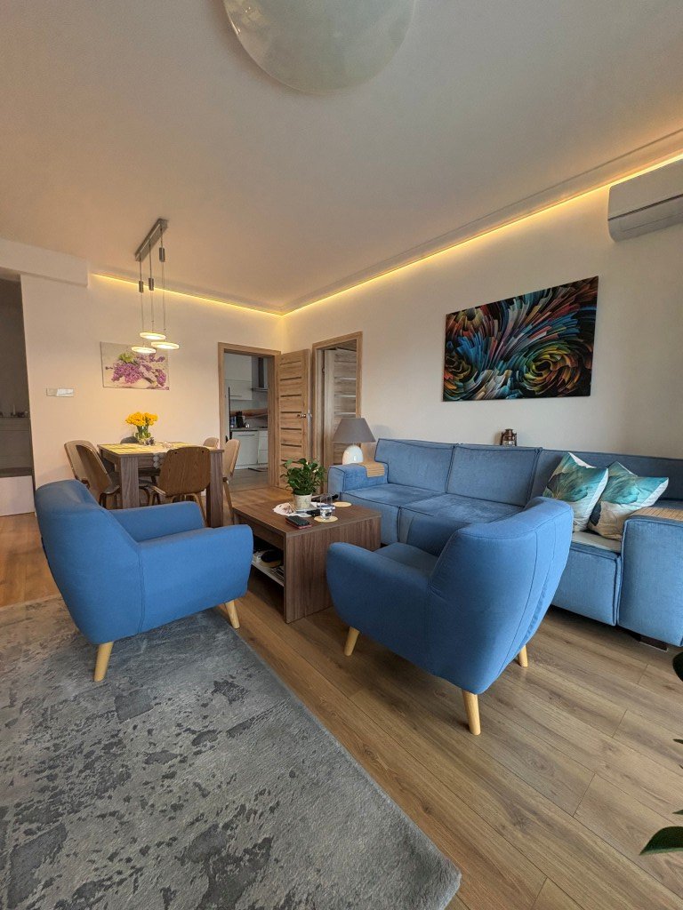 Słoneczny apartament na I piętrze z dużym balkonem w Cieplicach.