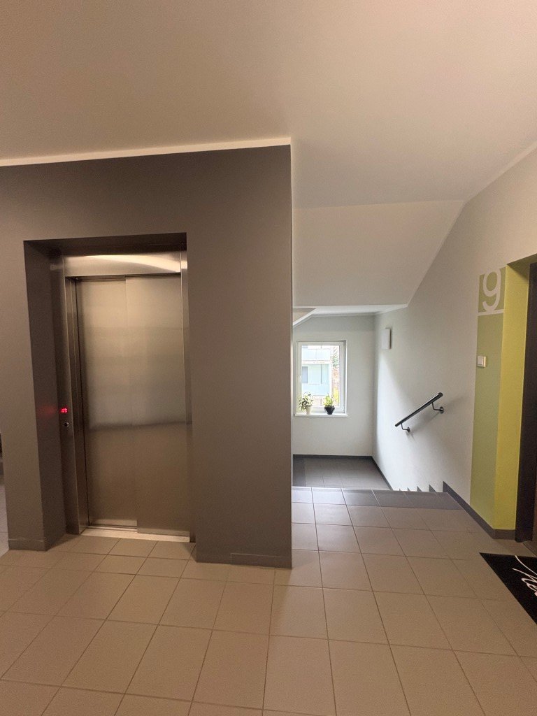 Słoneczny apartament na I piętrze z dużym balkonem w Cieplicach.