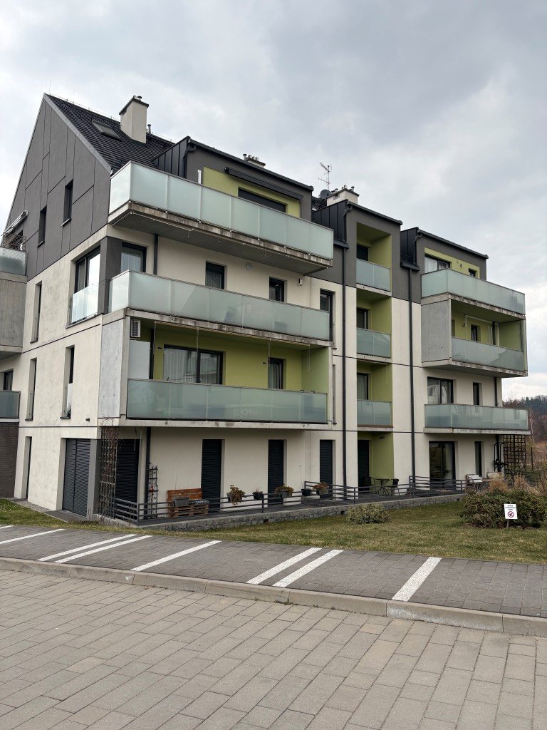 Słoneczny apartament na I piętrze z dużym balkonem w Cieplicach.