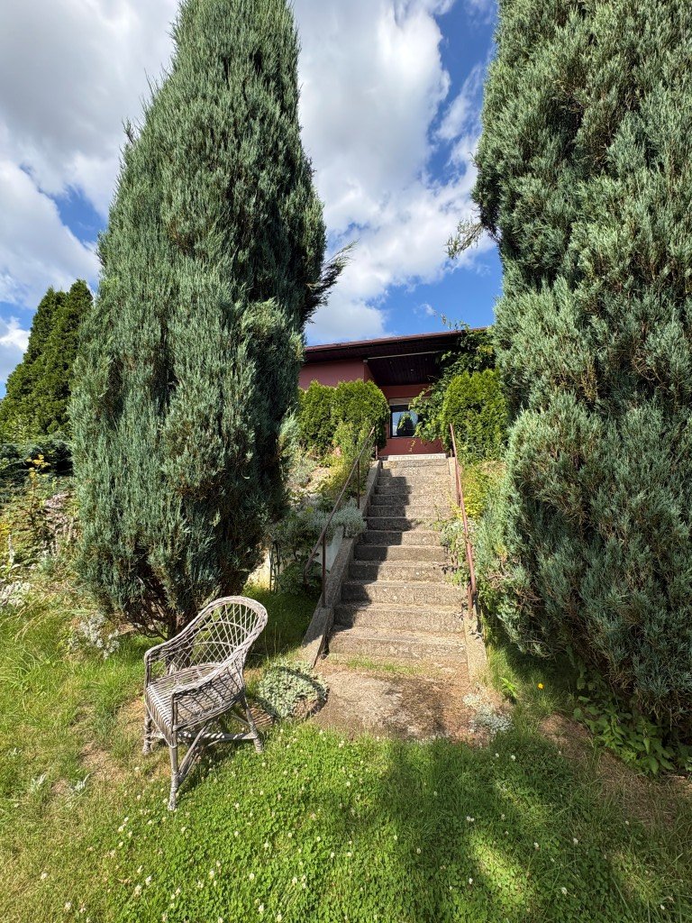 Przestronny, parterowy dom z niezależną kawalerką w Cieplicach.
