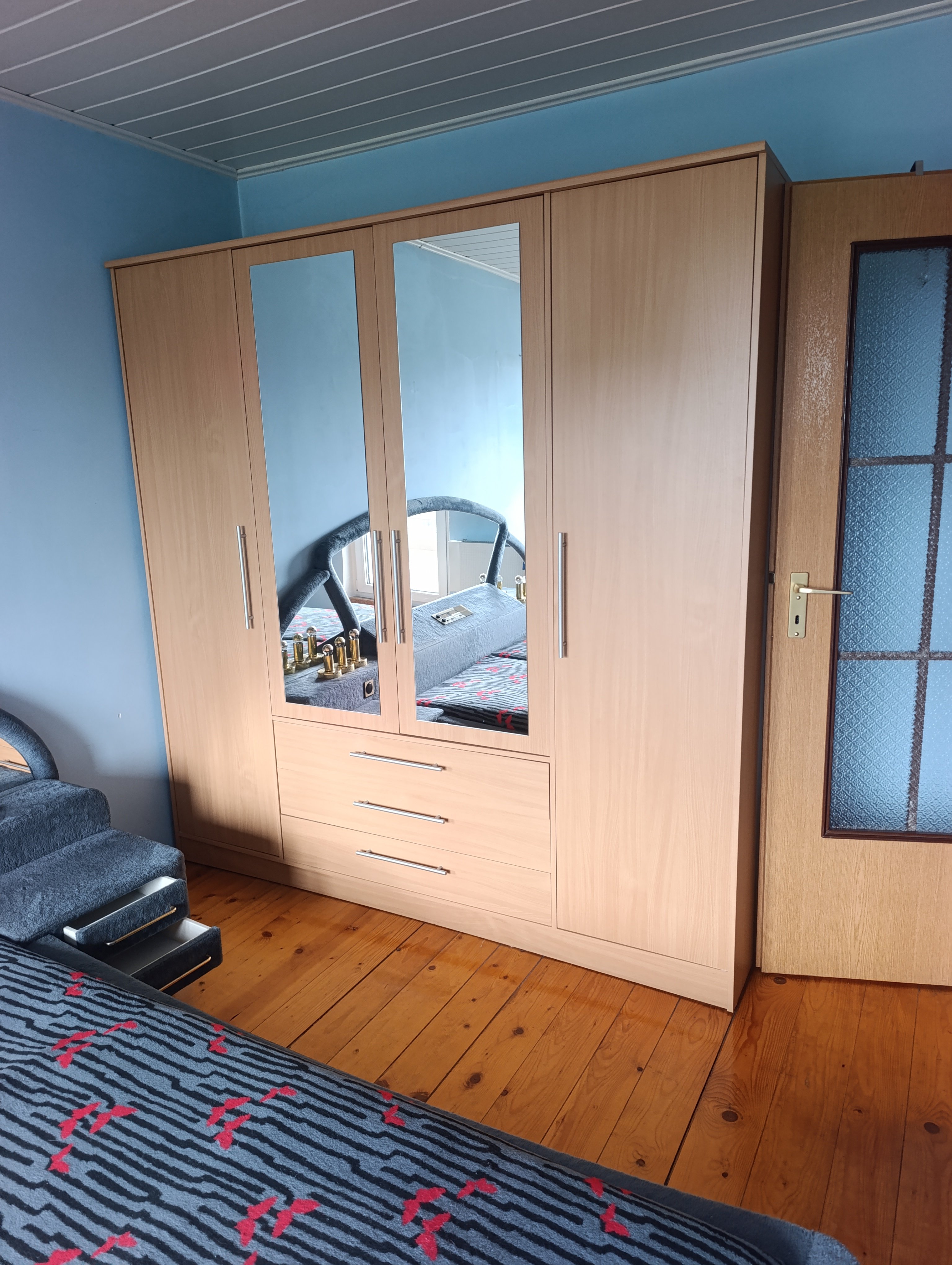 Oddam za darmo szafę 4-drzwiową z lustrami i szufladami
