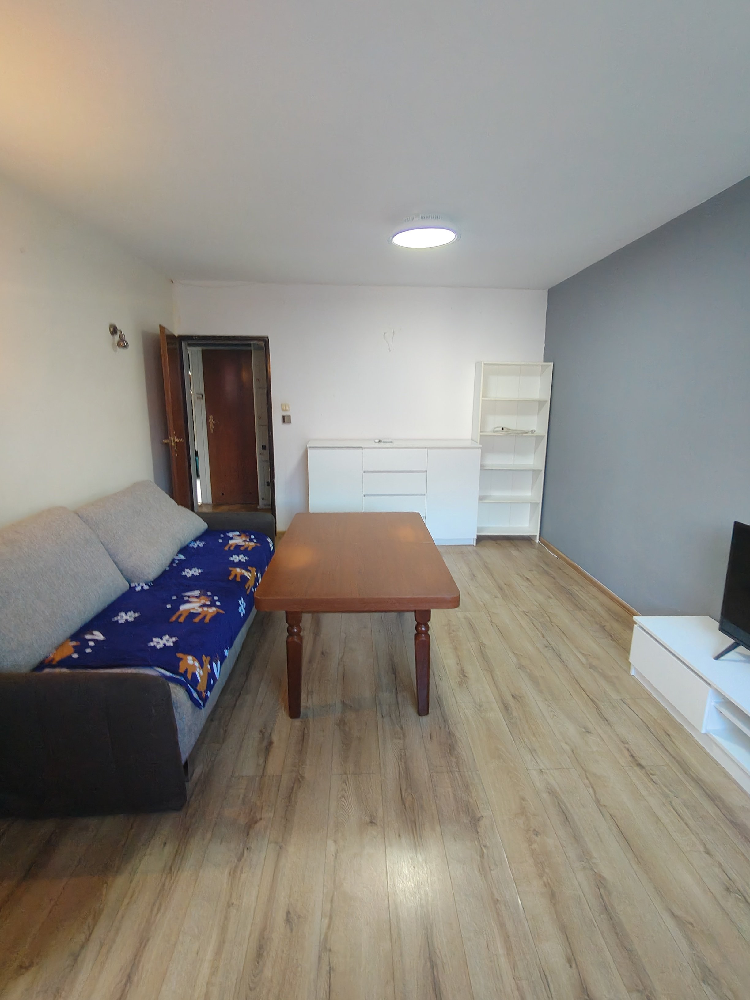 2 pokojowe. Balkon. 1 piętro bloku