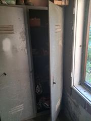 Metalowa  stara szafa ubraniowa