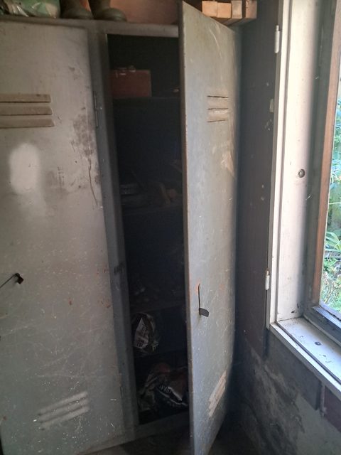 Metalowa  stara szafa ubraniowa