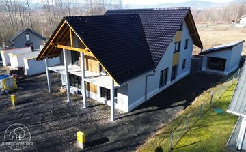 Segment w budynku dwulokalowym z garażem i ogródkiem