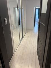 komfortowe trzypokojowe mieszkanie z garderobą o powierzchni ok. 57 m², położone na parterze budynku w ścisłym centrum Jeleniej Góry. Miejsce Parkingowe!