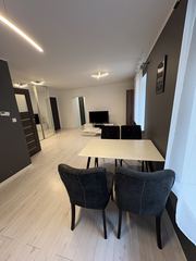 komfortowe trzypokojowe mieszkanie z garderobą o powierzchni ok. 57 m², położone na parterze budynku w ścisłym centrum Jeleniej Góry. Miejsce Parkingowe!