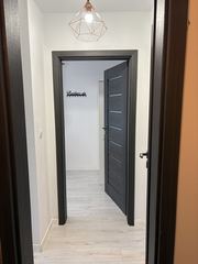 komfortowe trzypokojowe mieszkanie z garderobą o powierzchni ok. 57 m², położone na parterze budynku w ścisłym centrum Jeleniej Góry. Miejsce Parkingowe!