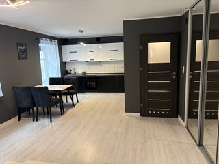 komfortowe trzypokojowe mieszkanie z garderobą o powierzchni ok. 57 m², położone na parterze budynku w ścisłym centrum Jeleniej Góry. Miejsce Parkingowe!
